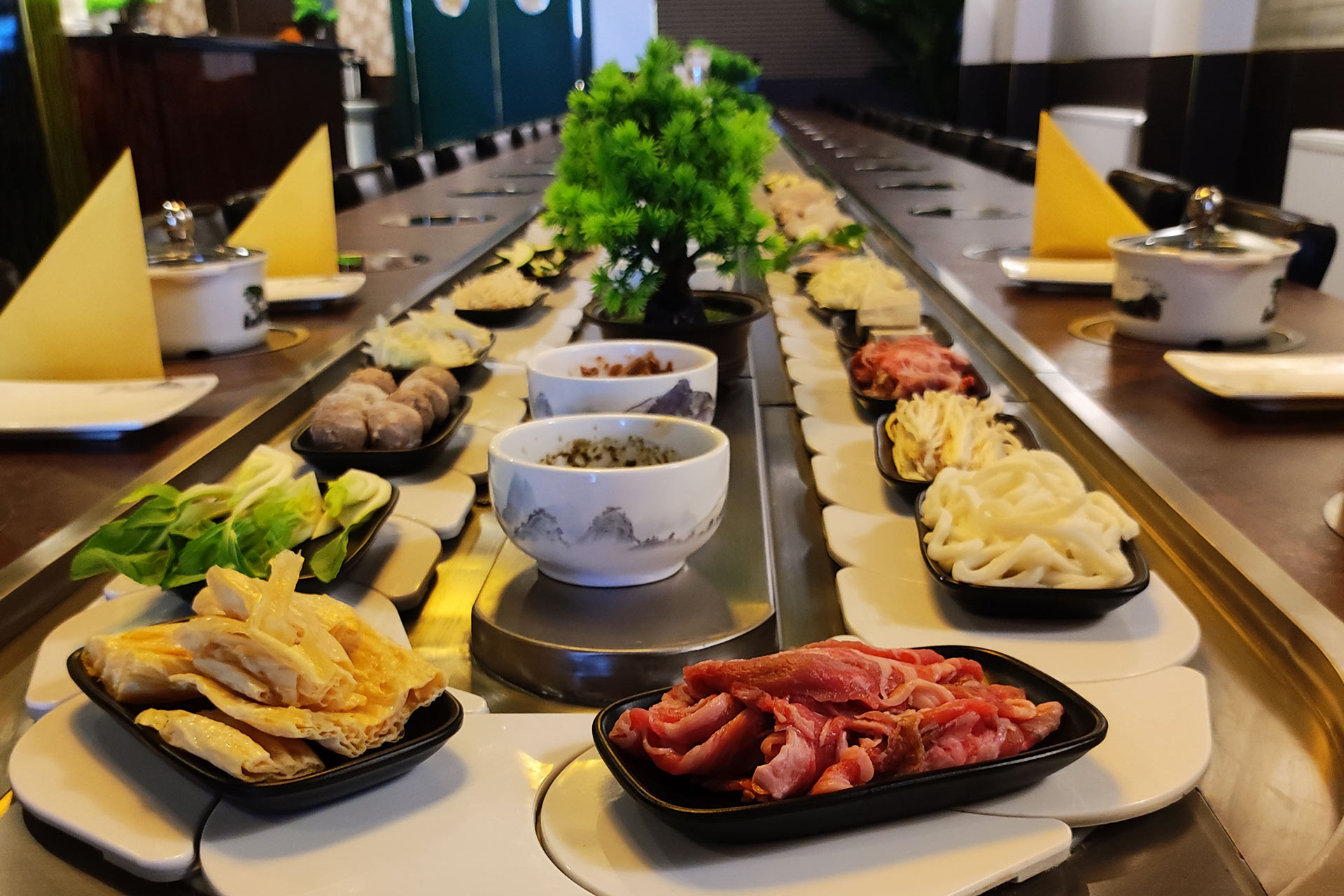 SHIROKURO Events & Catering - Innovativ und köstlich - Großen Tisch mit Förderband